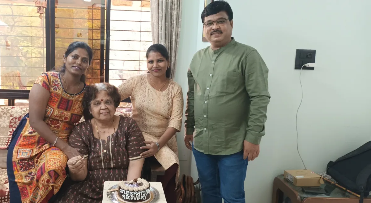 ORGlife Healthcare team celebrating an elderly patient's recovery with her family at home